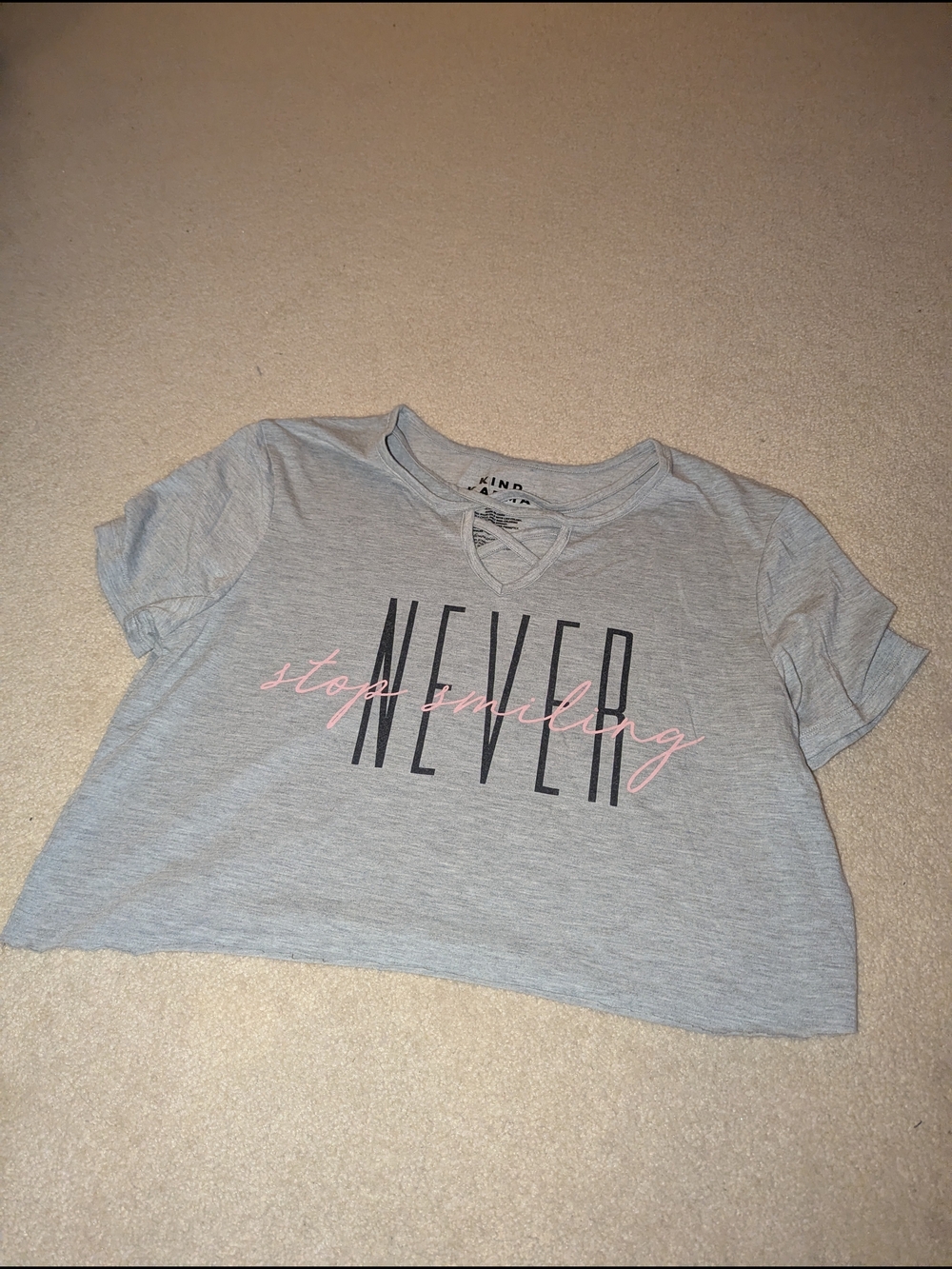 Kind Karma Gray 'Never Stop Smiling' Cropped Tee Sz L